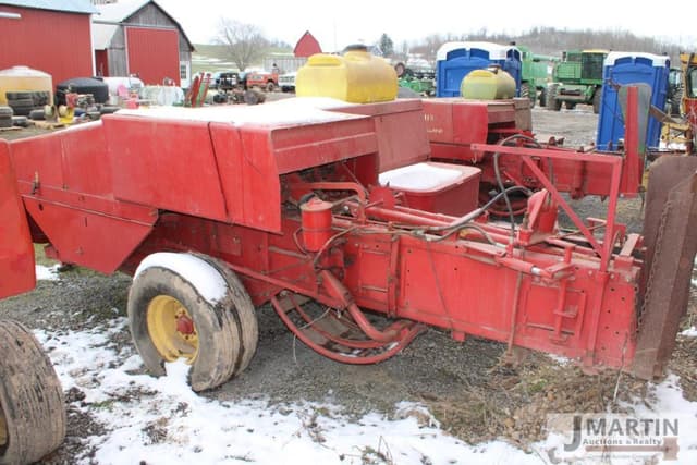 Image of New Holland 425 equipment image 2