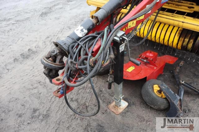 Image of New Holland RB450 CropCutter equipment image 4