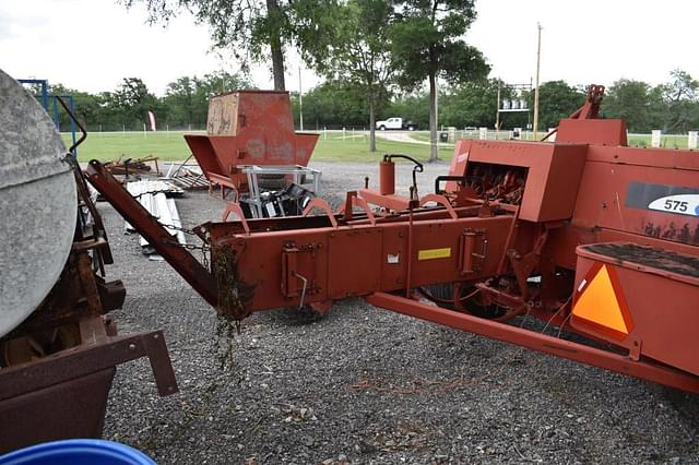 Image of New Holland 575 equipment image 3