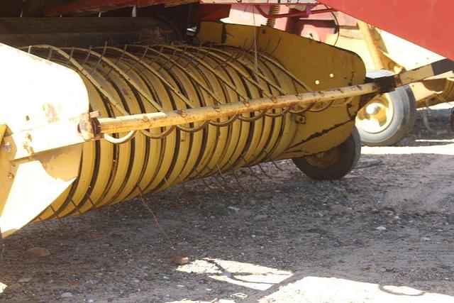 Image of New Holland 630 equipment image 4
