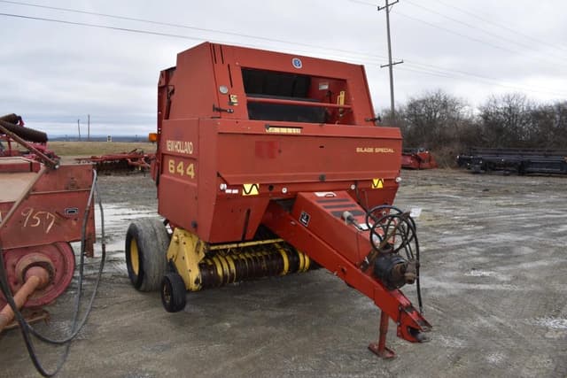Image of New Holland 644 equipment image 1
