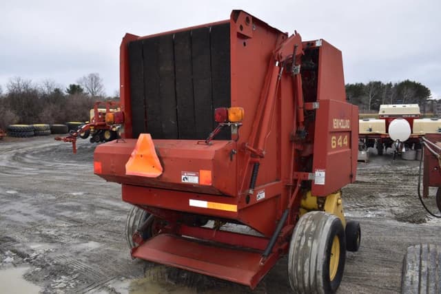 Image of New Holland 644 equipment image 4