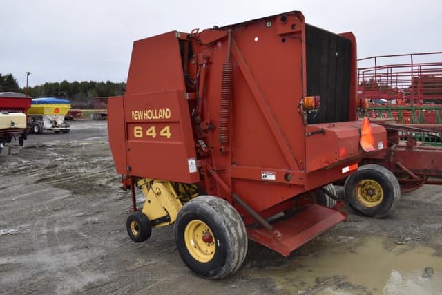 Image of New Holland 644 equipment image 3