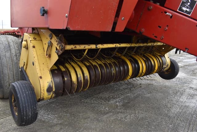 Image of New Holland 644 equipment image 2