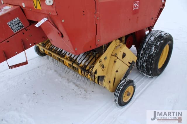 Image of New Holland 654 equipment image 4