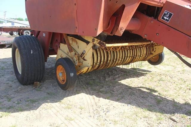 Image of New Holland 660 equipment image 4