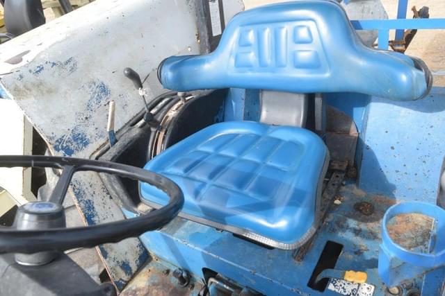 Image of New Holland 6640 equipment image 4