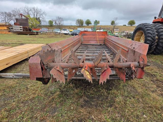 Image of New Holland 676 equipment image 4