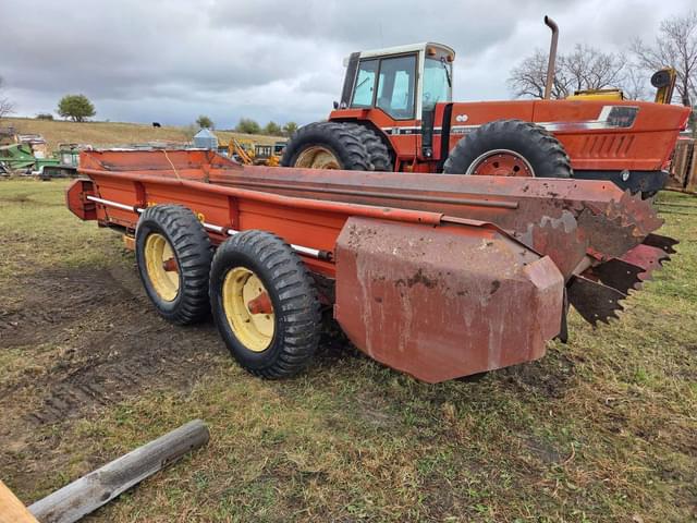 Image of New Holland 676 equipment image 3