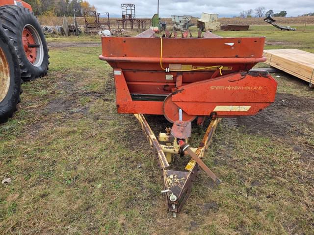 Image of New Holland 676 equipment image 1