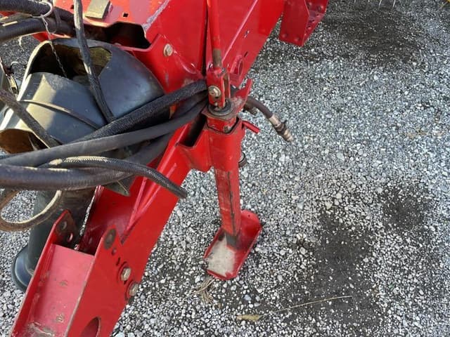 Image of New Holland 678 equipment image 4