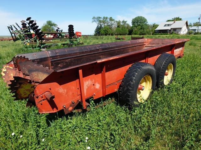 Image of New Holland 679 equipment image 1