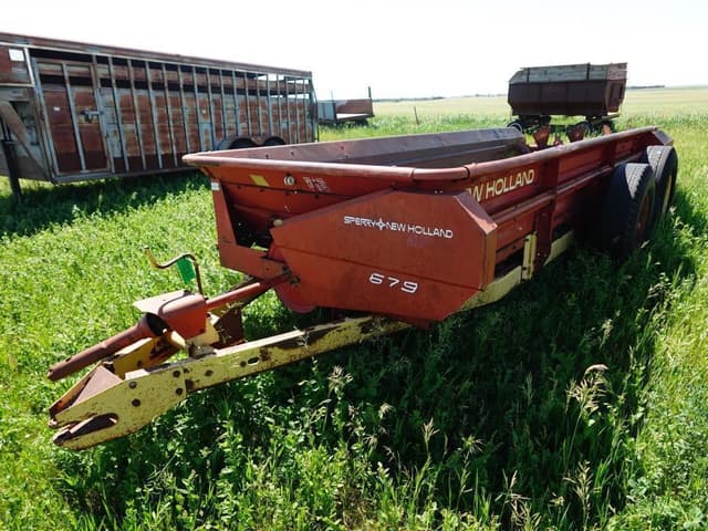 Image of New Holland 679 equipment image 4