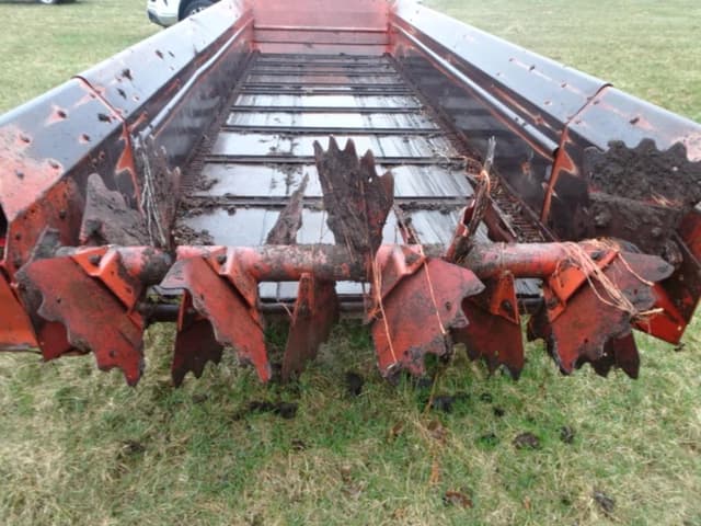 Image of New Holland 679 equipment image 4