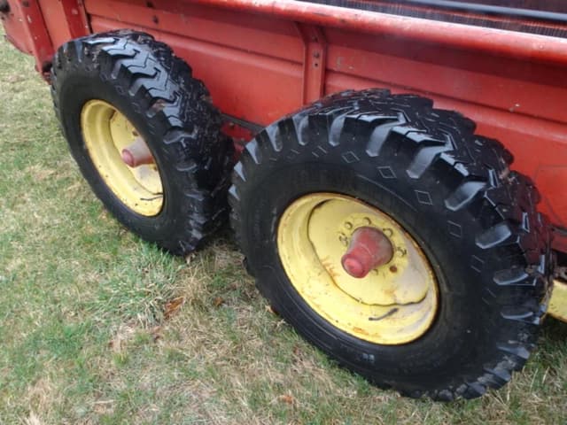 Image of New Holland 679 equipment image 2