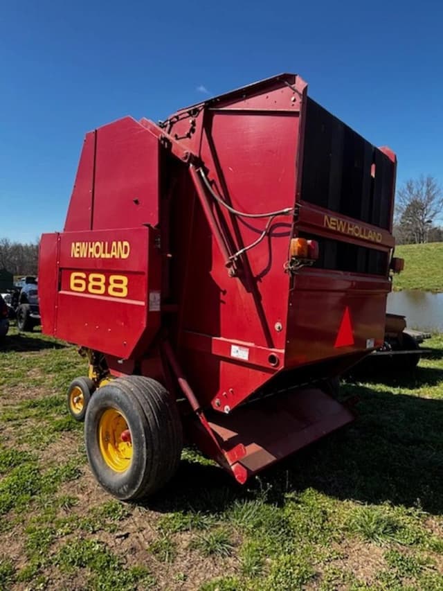 Image of New Holland 688 equipment image 3