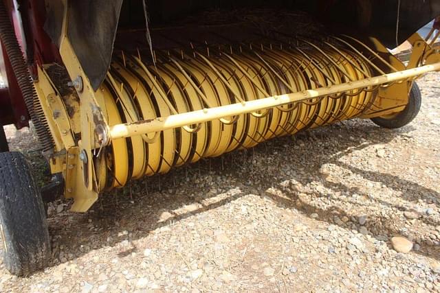 Image of New Holland 688 equipment image 4