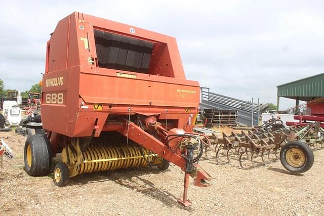 Image of New Holland 688 equipment image 3