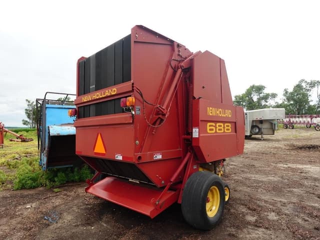 Image of New Holland 688 equipment image 4