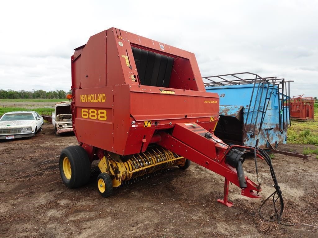 New Holland 688 Equipment Image0