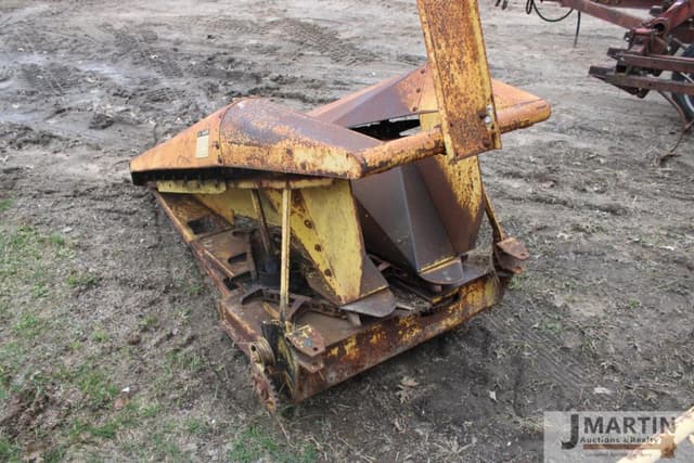 Image of New Holland 717 equipment image 4