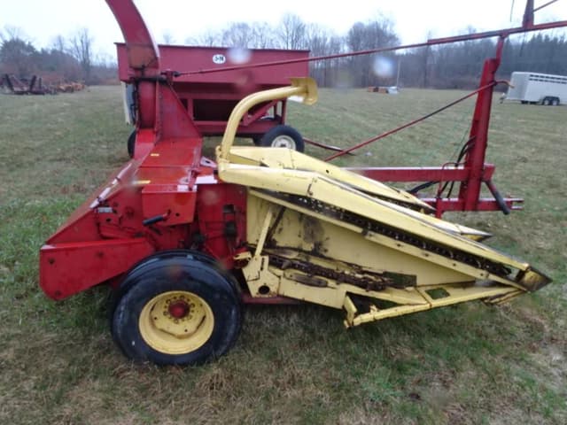 Image of New Holland 770 equipment image 3