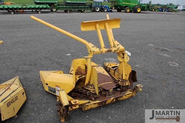 Image of New Holland 824 equipment image 1