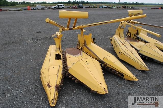 Image of New Holland 824 equipment image 3