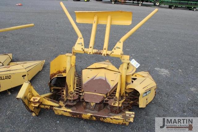 Image of New Holland 824 equipment image 4