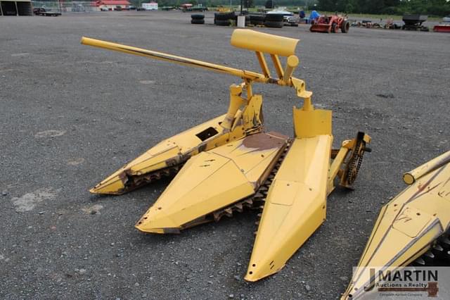 Image of New Holland 824 equipment image 2