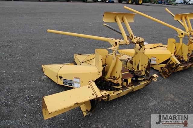 Image of New Holland 824 equipment image 1