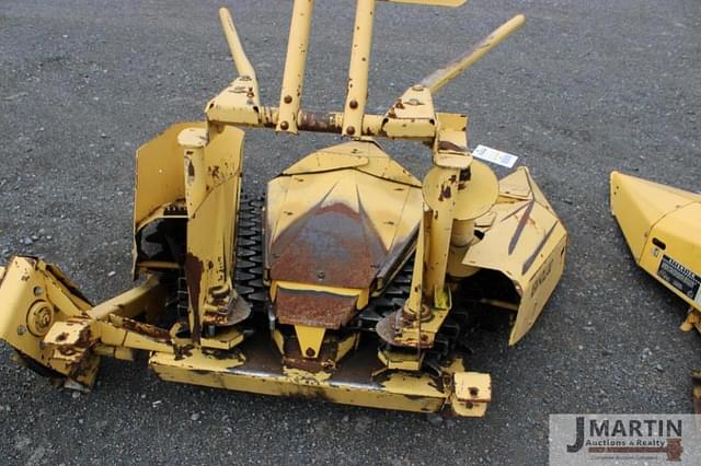 Image of New Holland 824 equipment image 4