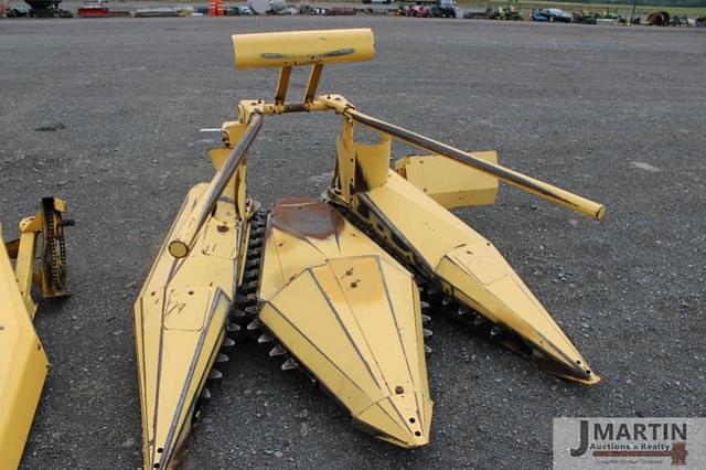 Image of New Holland 824 equipment image 3