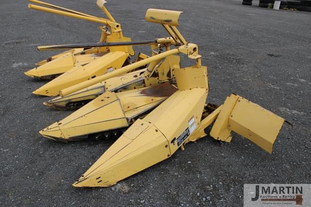 Image of New Holland 824 equipment image 2