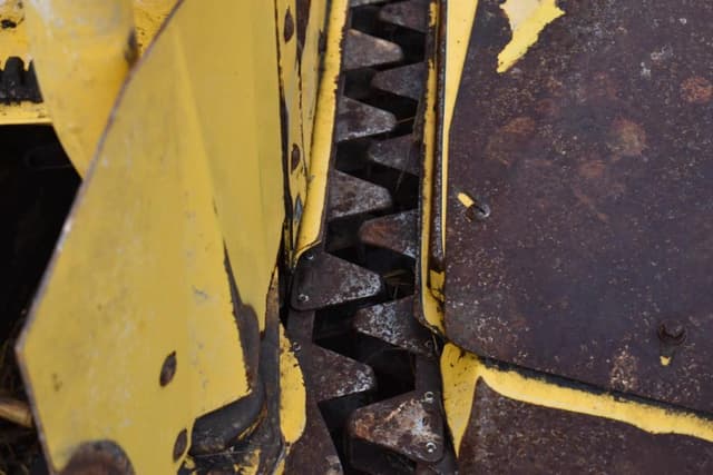 Image of New Holland 824 equipment image 3