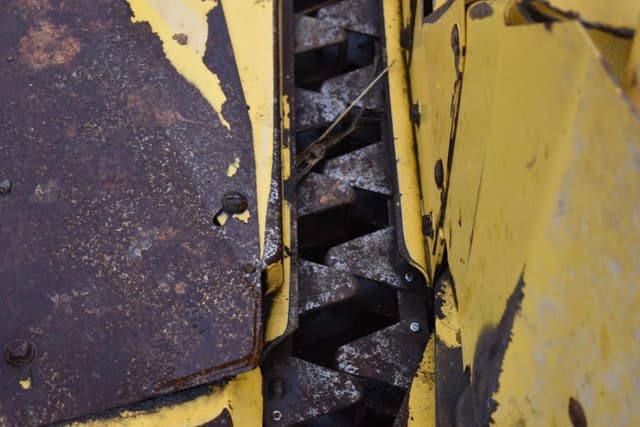 Image of New Holland 824 equipment image 4