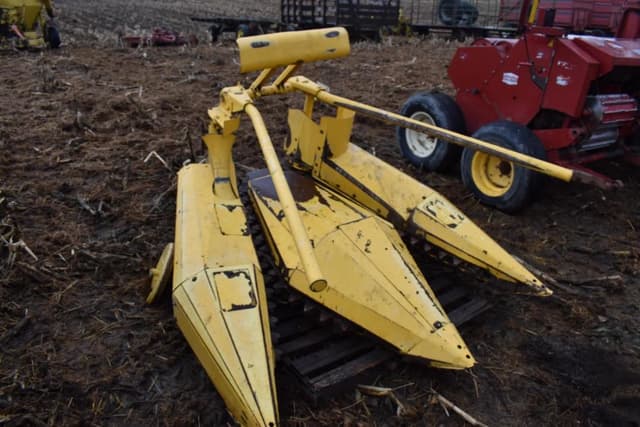 Image of New Holland 824 equipment image 1