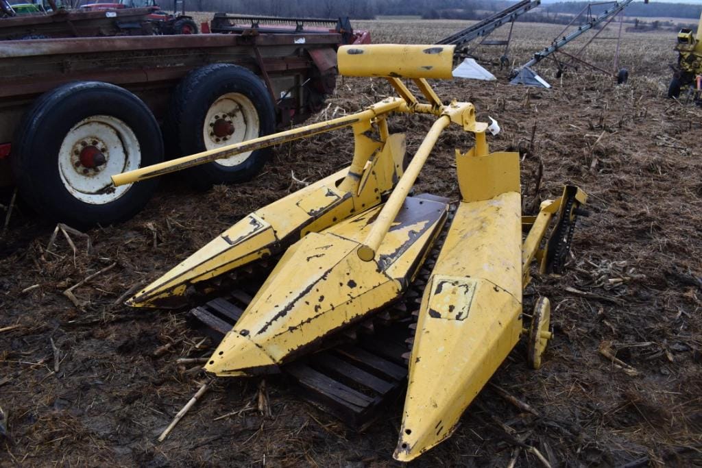 New Holland 824 Equipment Image0