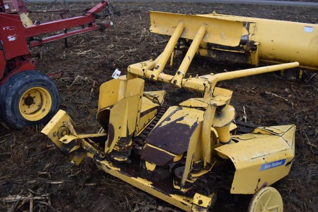 Image of New Holland 824 equipment image 2