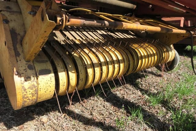 Image of New Holland 848 equipment image 3