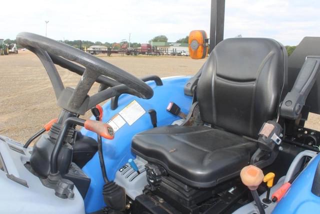Image of New Holland Boomer 35 equipment image 4