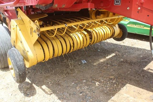 Image of New Holland BR7060 equipment image 3