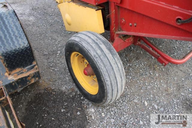 Image of New Holland BR7050 equipment image 4