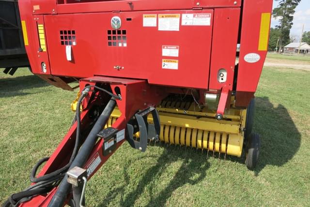 Image of New Holland BR7060 equipment image 2