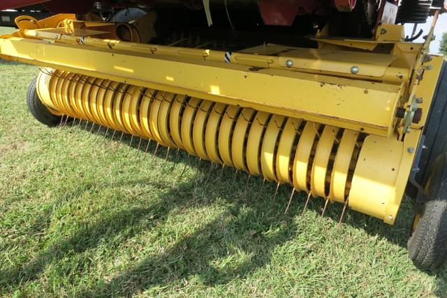 Image of New Holland BR7060 equipment image 3