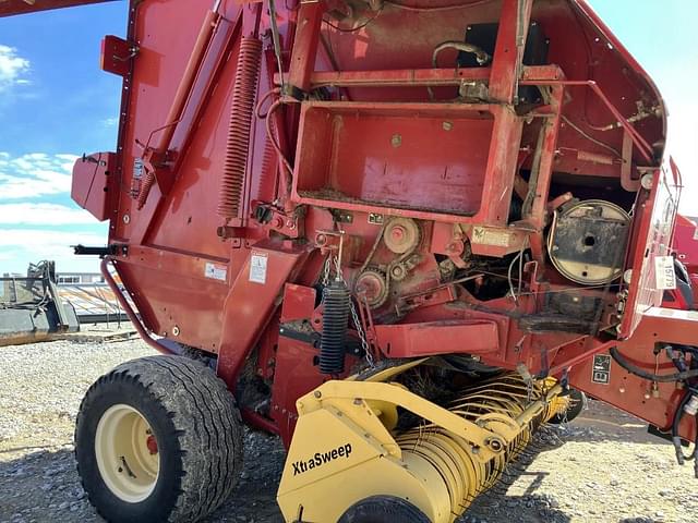 Image of New Holland BR7070 equipment image 3