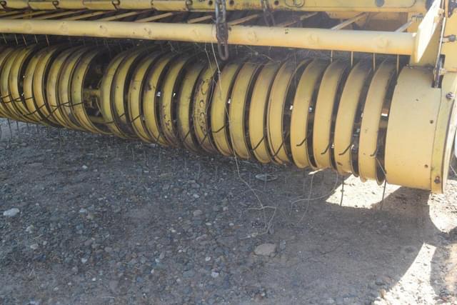 Image of New Holland BR7090 equipment image 4