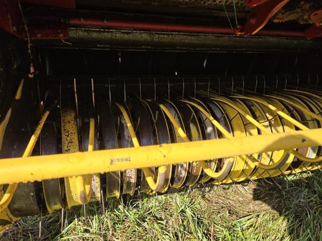 Image of New Holland BR780 equipment image 4