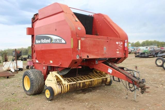 Image of New Holland BR780 equipment image 1