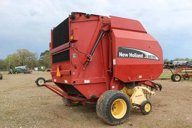 Image of New Holland BR780 equipment image 2